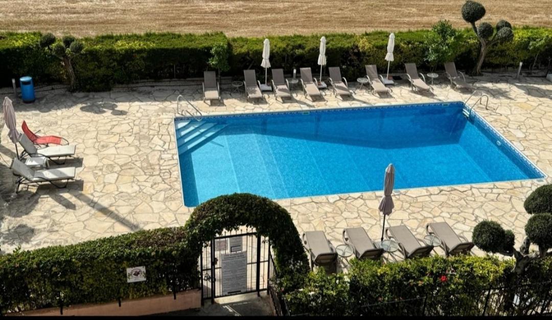 Two Bedroom Apartment With Pool 파포스 외부 사진